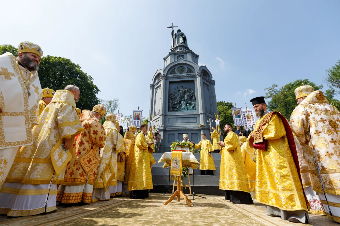 Українське духовенство на богослужінні біля памятника князю Володимиру 15 липня