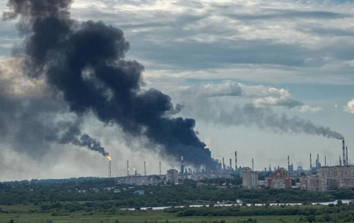 Пожежа на нафтобазі «Червона зоря» в Тверській області після удару дронів