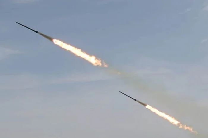 Зенітні ракети ППО збивають дрони Shahed під час атаки РФ