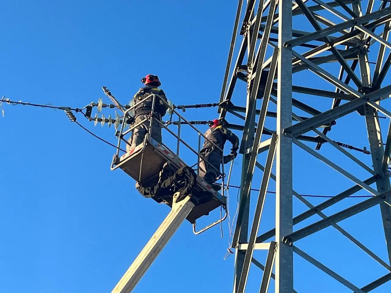 Енергетики на підйомнику ремонтують лінію електропередач у Сумах