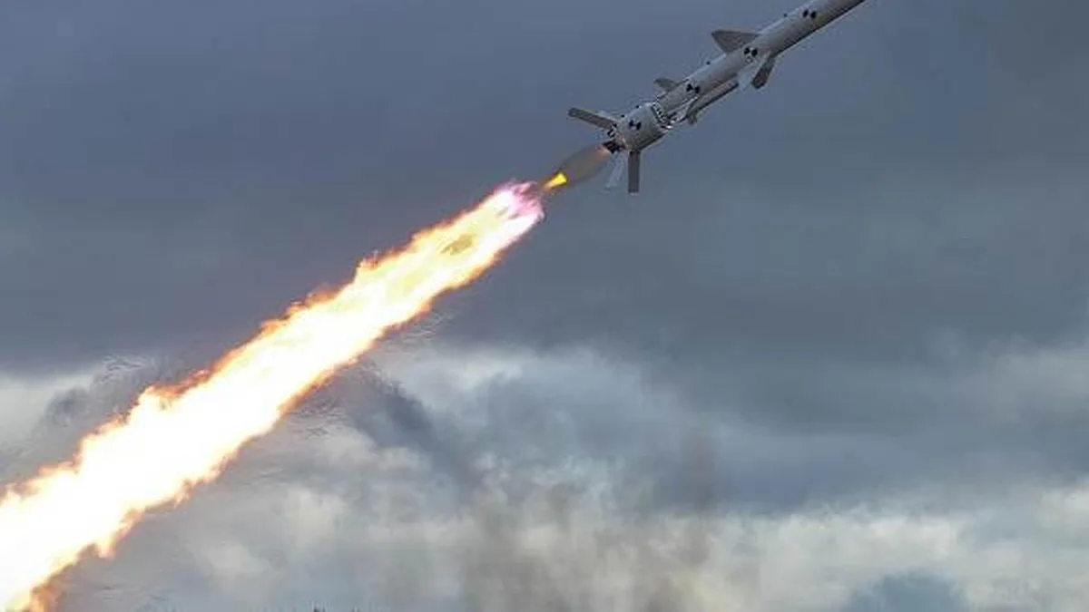 Балістична ракета РФ з касетною бойовою частиною в польоті над Одесою