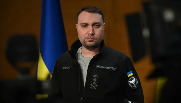 Кирило Буданов у формі ГУР на тлі прапора України про війну 2026