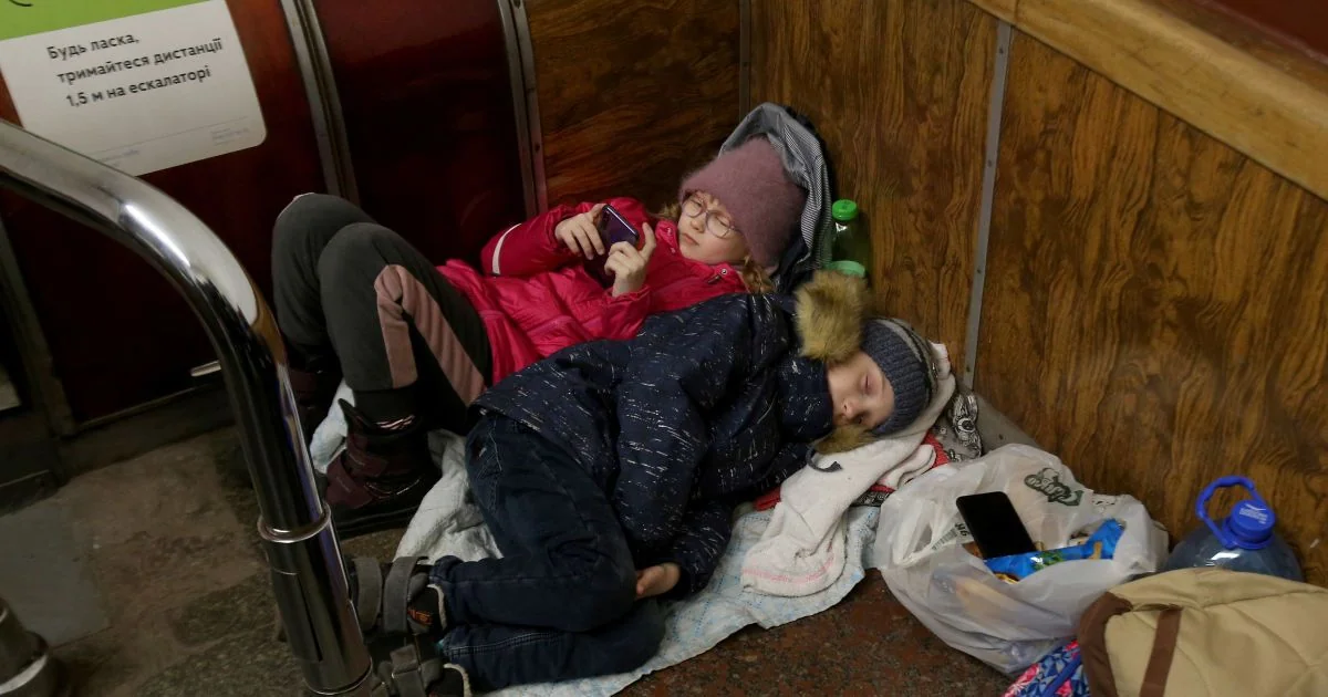 Жінка з дитиною в укритті під час повітряної тривоги