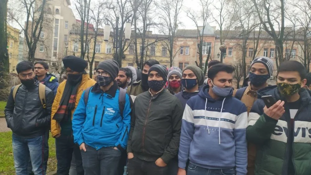 Заробітчани з Індії та Пакистану в масках на вулиці України