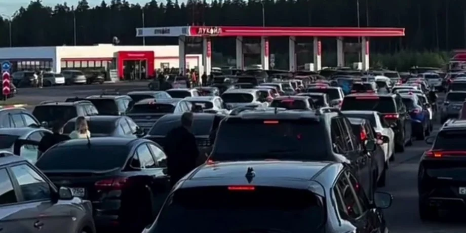 Черга автомобілів на заправці Лукойл через дефіцит бензину в Росії