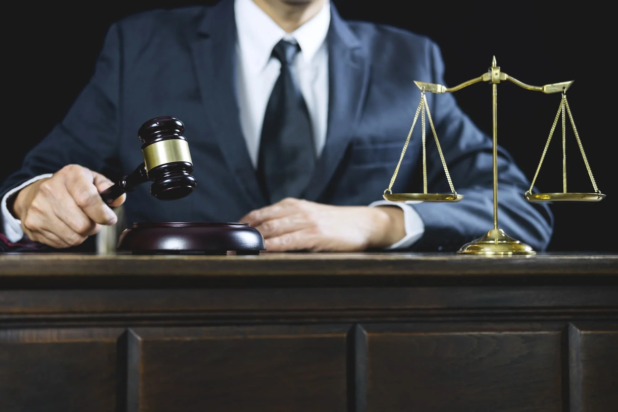 Суддя ВАКС з молотком та терезами правосуддя під час вироку Деркачу