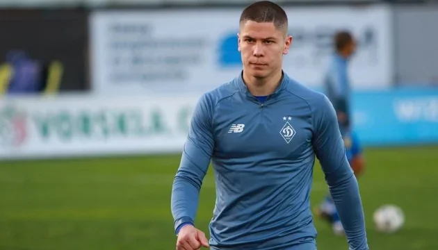 Максим Дячук у формі Динамо на футбольному полі перед орендою в Банік