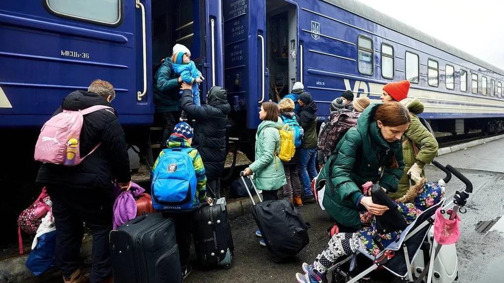 Евакуація з Васильківки та Вищетарасівки: родини з дітьми сідають у потяг