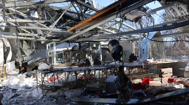 Зруйноване складське приміщення харківського підприємства після удару дрона РФ
