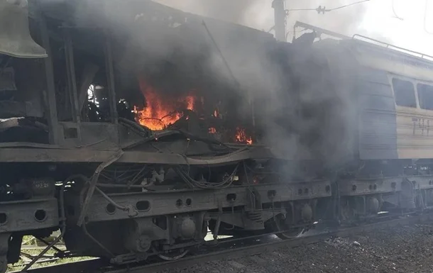 Палаючий локомотив вантажного поїзда після удару дрона РФ на Дніпропетровщині
