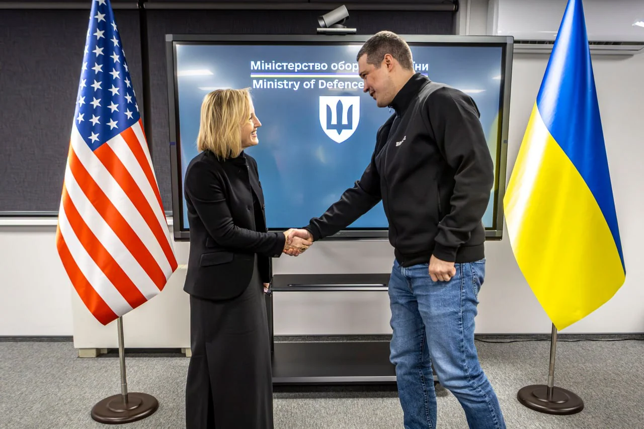 Зустріч у Міністерстві оборони України з представницею США біля прапорів
