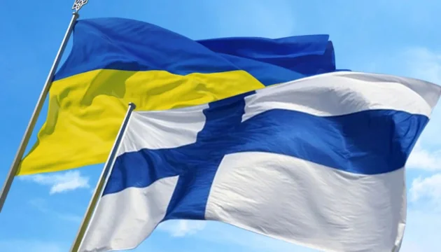 Прапори України та Фінляндії через удари по Росії