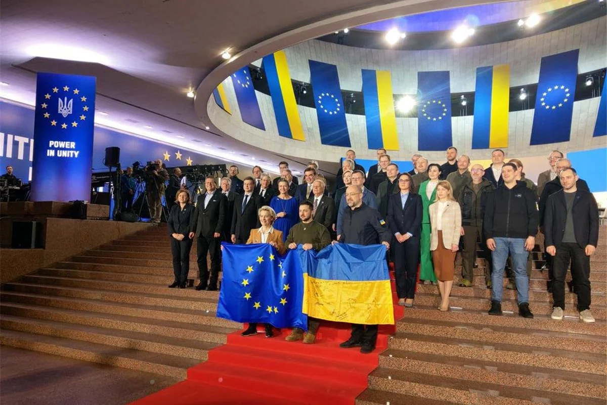 Лідери ЄС та України з прапорами на саміті щодо вступу до ЄС