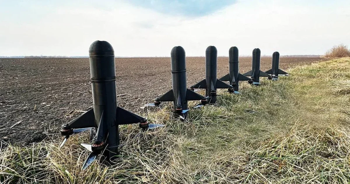 Українські дрони-перехоплювачі вишикувані в ряд на полі