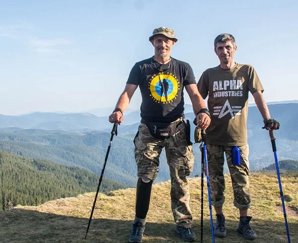 Ветерани на реабілітаційному ретриті в горах Карпат з протезом ноги