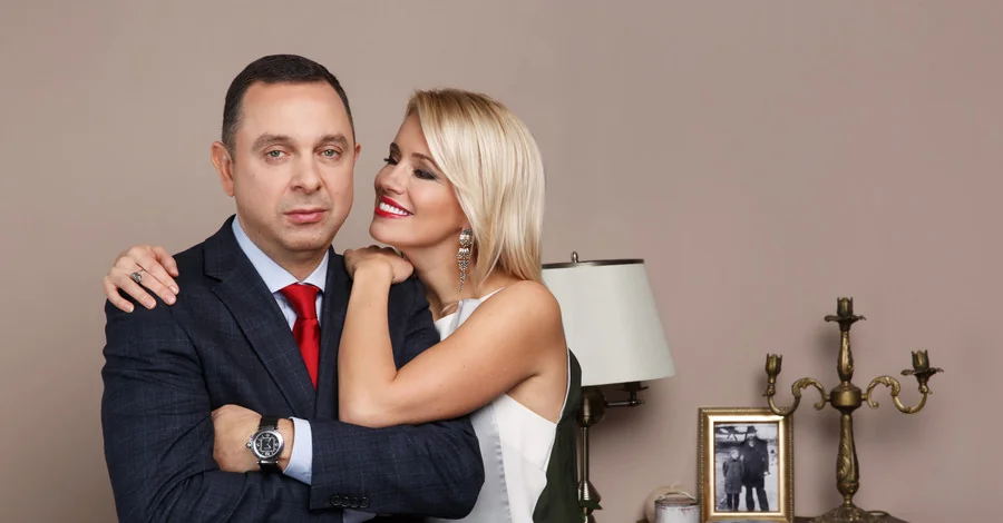 Оксана Гутцайт з чоловіком під час студійної фотосесії