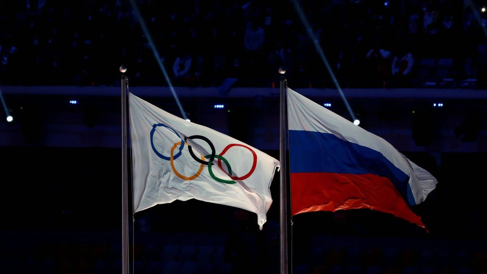 Олімпійський прапор поряд з прапором Росії на стадіоні Олімпіади-2028