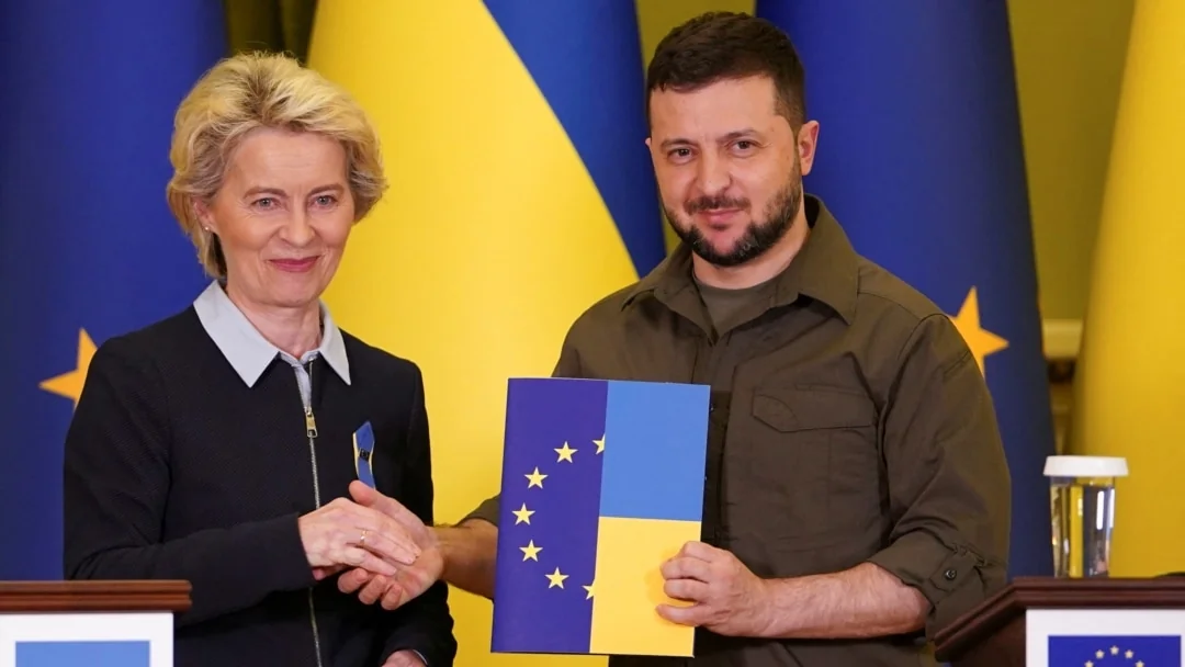 Зеленський та фон дер Ляєн тримають прапор ЄС і України на зустрічі