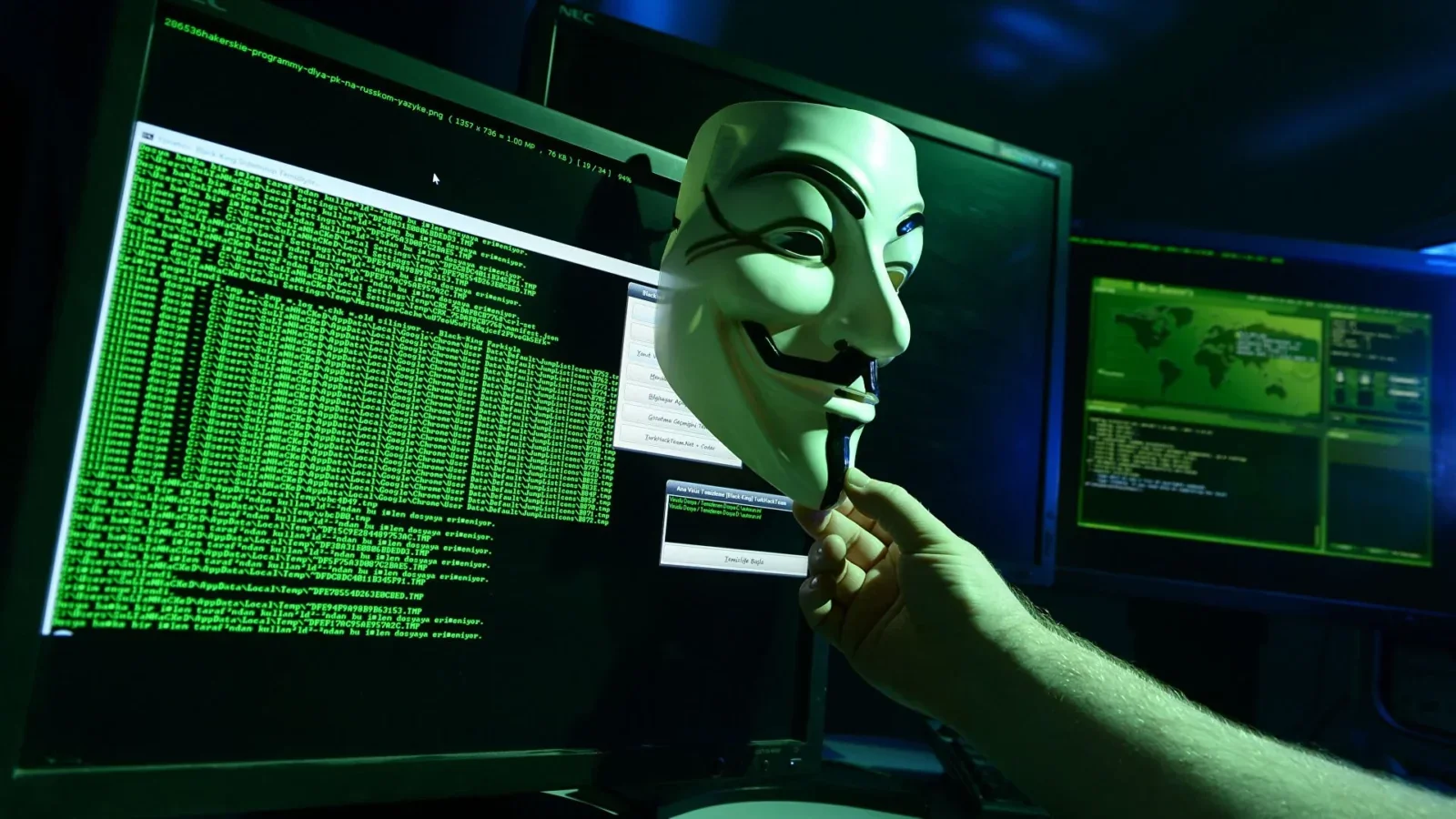Хакер у масці Anonymous атакує сервери музичного ШІ Suno
