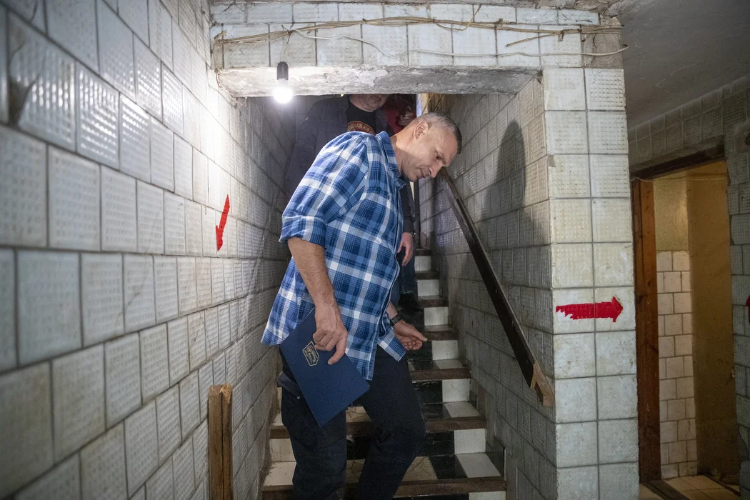 Віталій Кличко спускається в укриття Києва під час аудиту