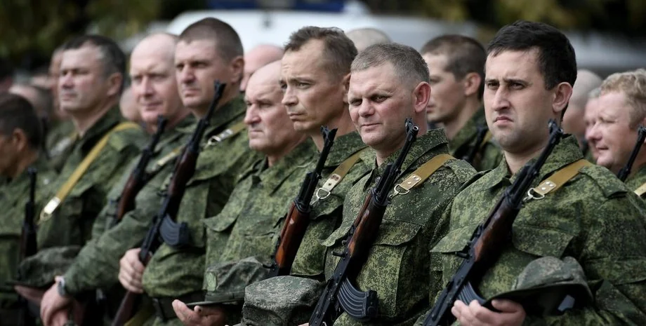 Російські військові в камуфляжі зі зброєю в очікуванні мобілізації