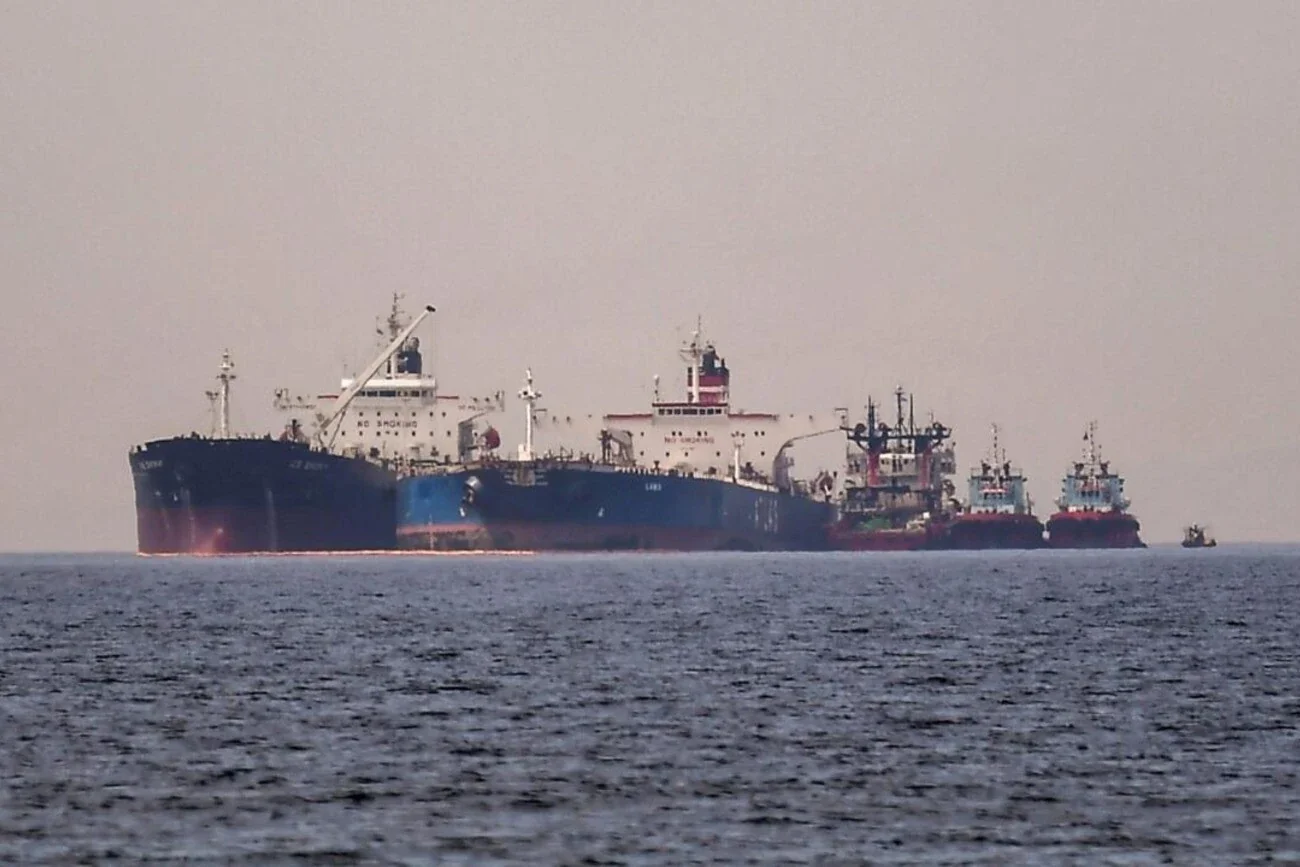 Танкер тіньового флоту під супроводом у Чорному морі