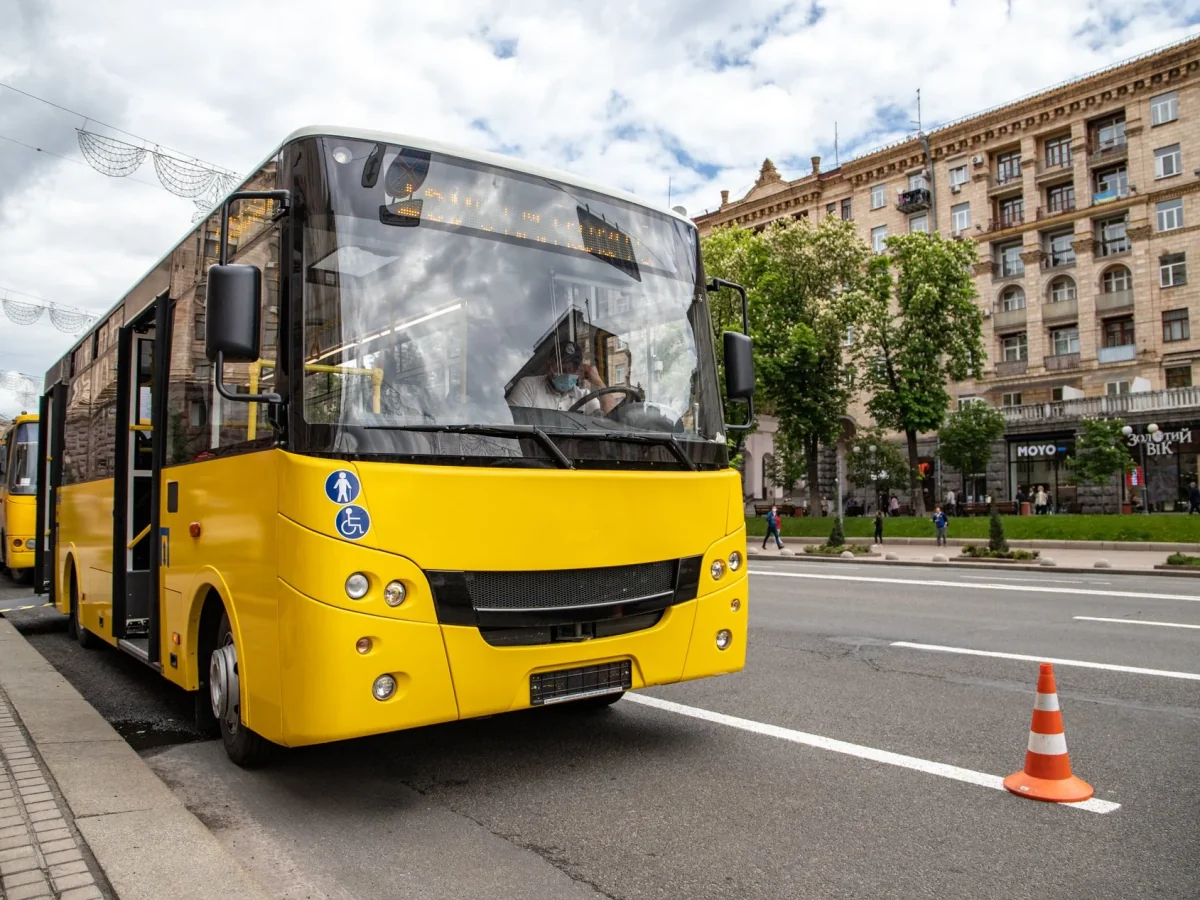 Жовтий автобус громадського транспорту Києва на міській вулиці