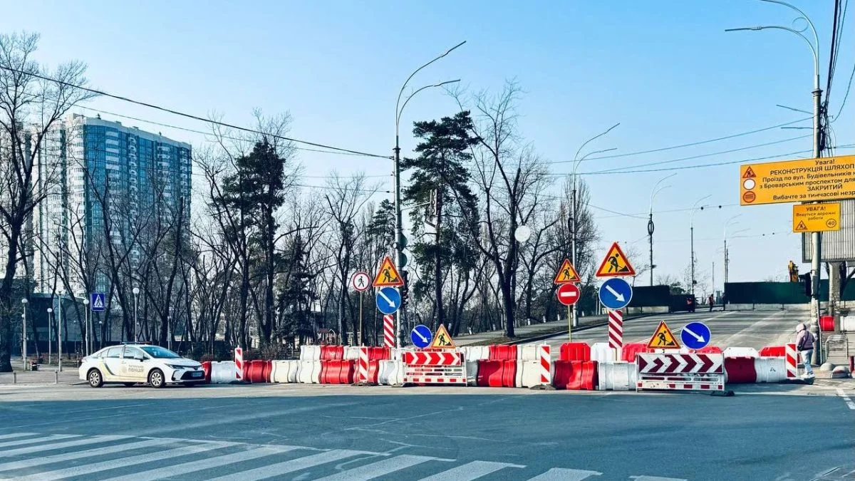 Перекриті вулиці Києва після атаки з червоно-білими барєрами та знаками