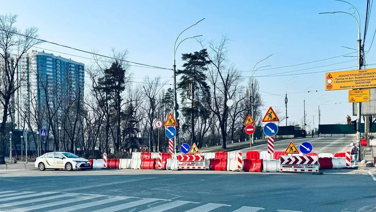 Зміни маршрутів транспорту в Києві: барєри на дорозі після атаки РФ