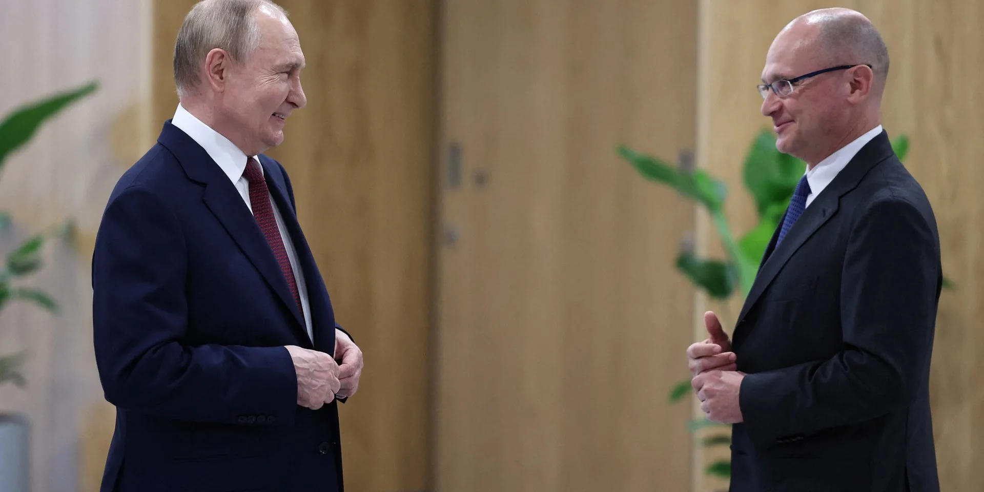 Володимир Путін та Сергій Кирієнко під час зустрічі в оточенні Путіна