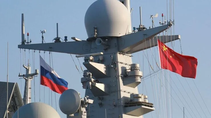 Прапори Росії та Китаю на корабельному радарі під час спільних морських навчань