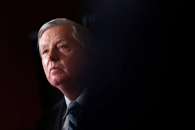 Сенатор Ліндсі Грем у темному костюмі зі смужчастою краваткою