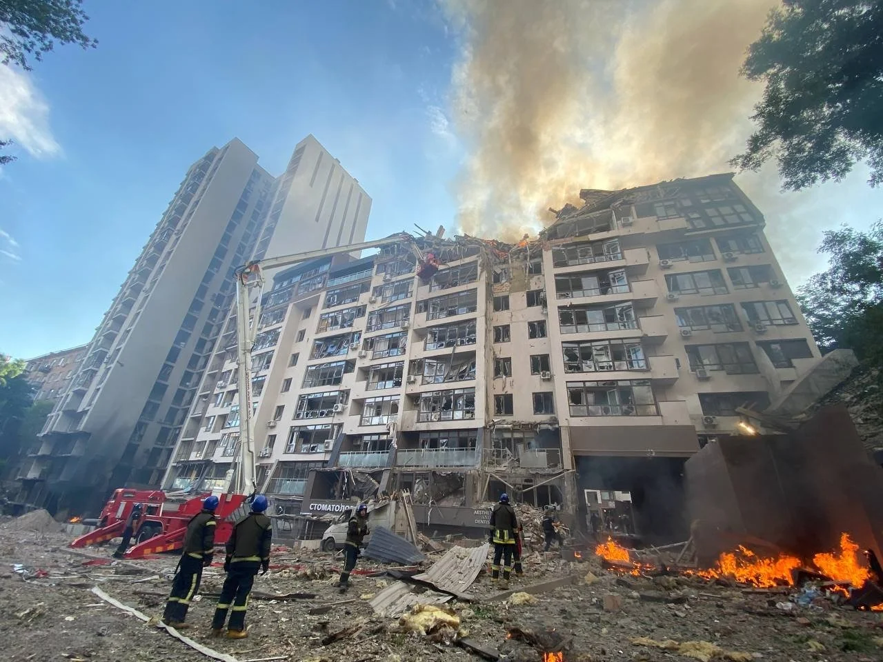 Рятувальники на місці зруйнованого будинку в Лукянівці після атаки РФ