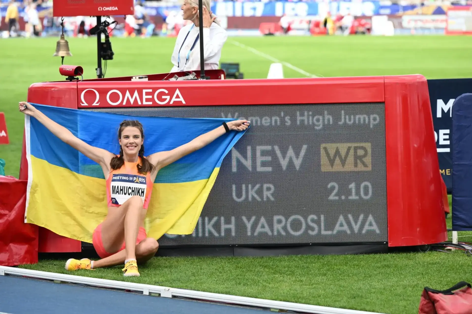 Ярослава Магучіх зі стягом України після нового рекорду 2.10 м у стрибках у висоту