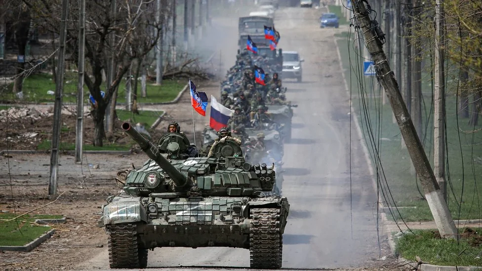 Колона російських танків з прапорами під час підготовки агресії проти Балтії