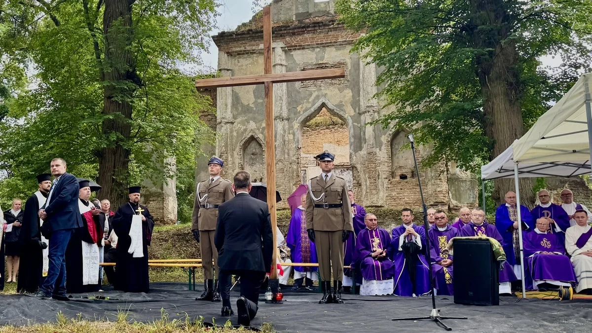 Міністр оборони Польщі на меморіалі Волинської трагедії біля руїн церкви