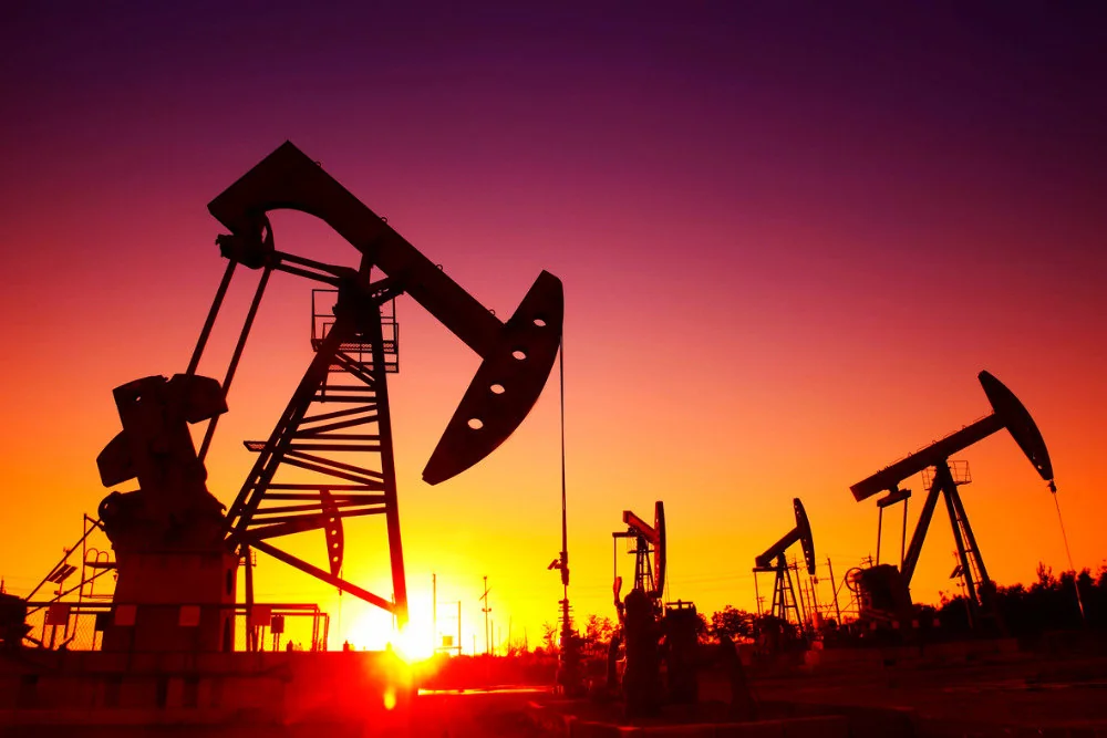Нафтові качалки на заході сонця на тлі зростання цін на Brent