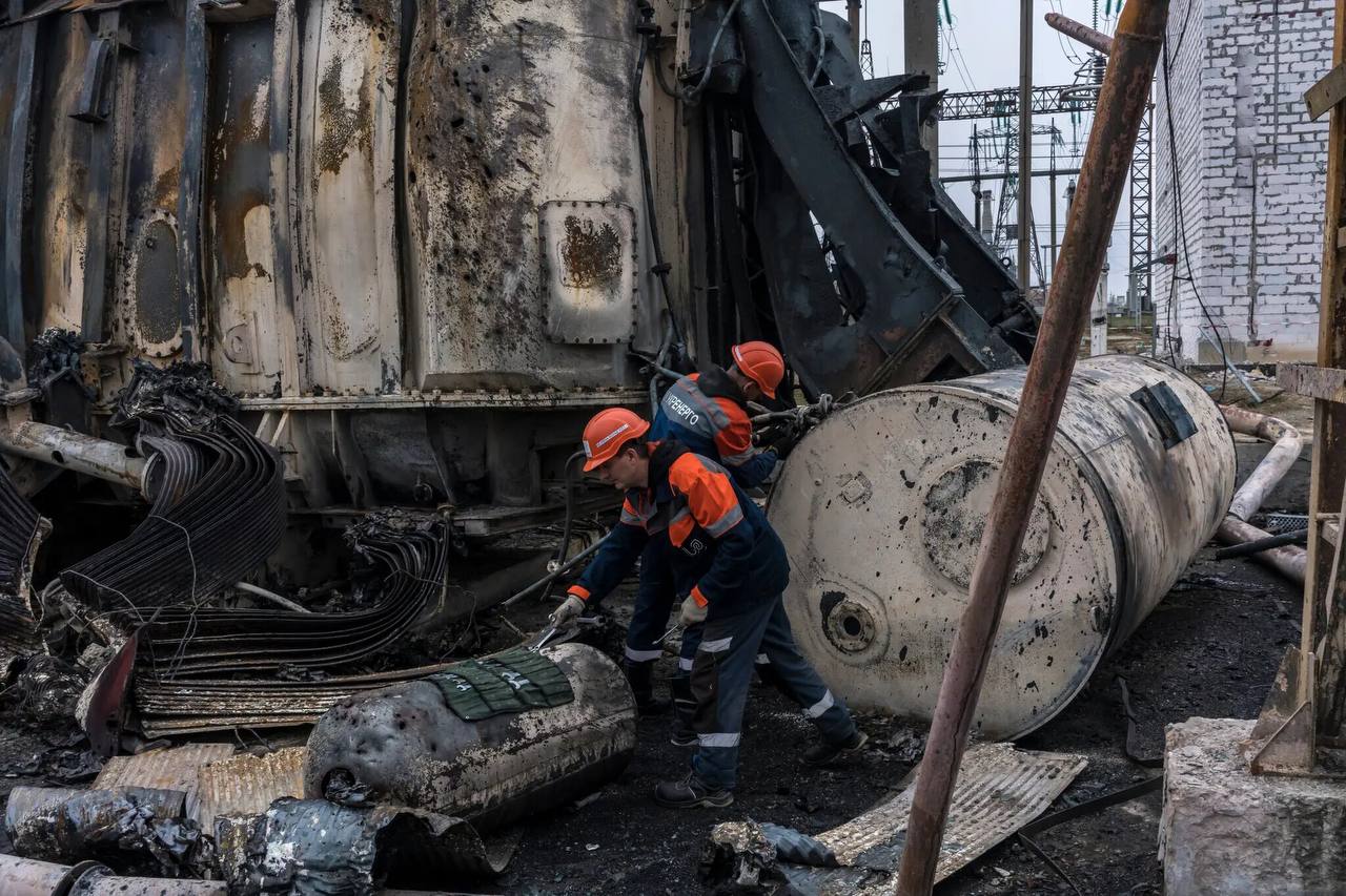 Національна бригада відновлює пошкоджений енергооб’єкт після обстрілів