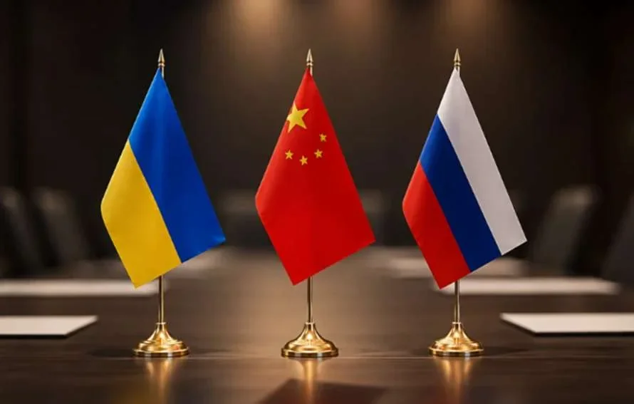 Прапори України Китаю та Росії на столі переговорів