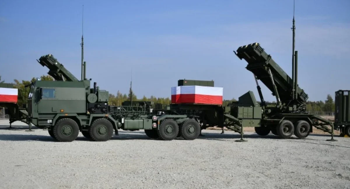 Польські пускові установки Patriot зі стягом на відкритому майданчику