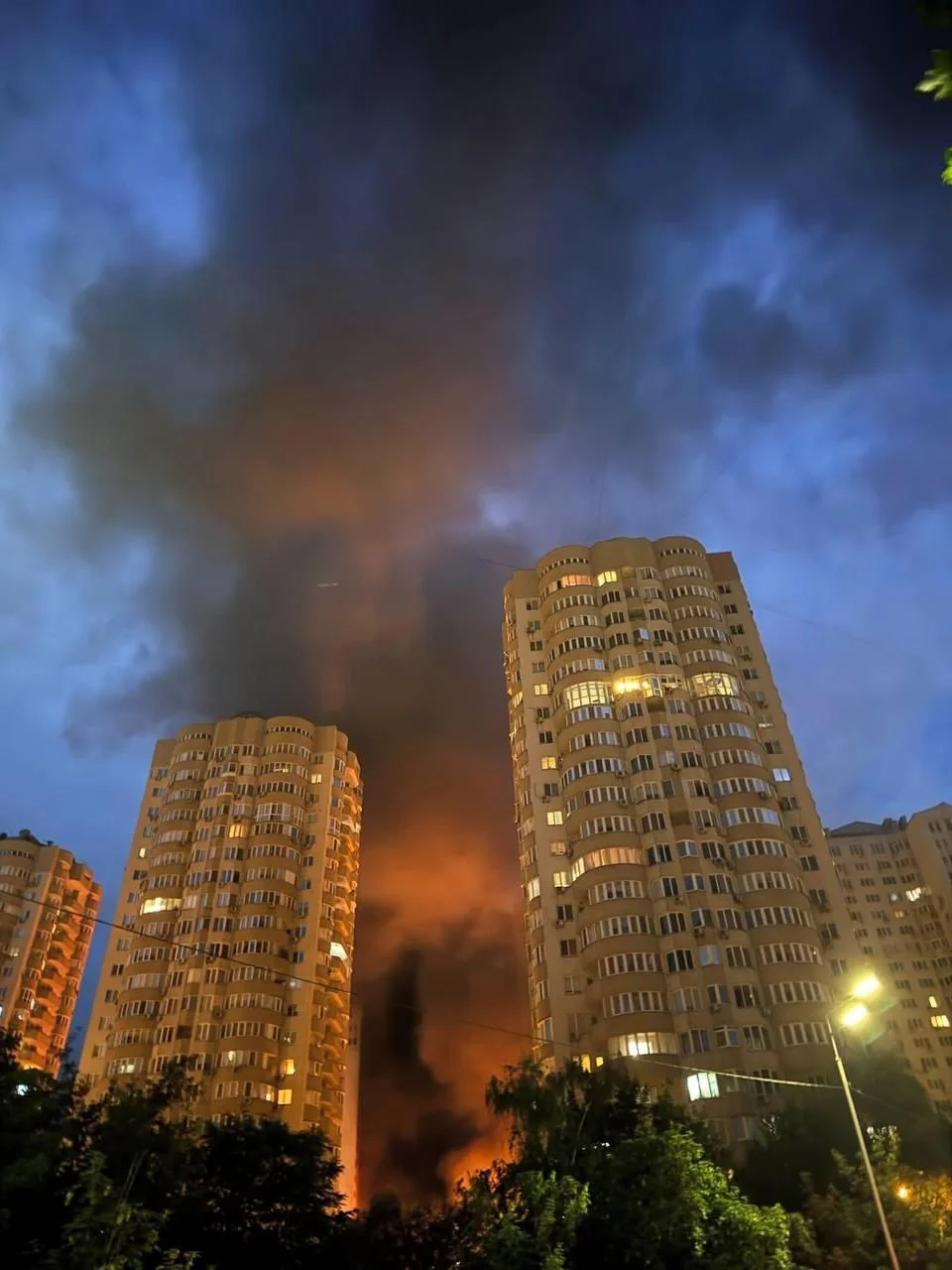 Багатоповерхівки Вишневого під густими хмарами диму після атаки РФ
