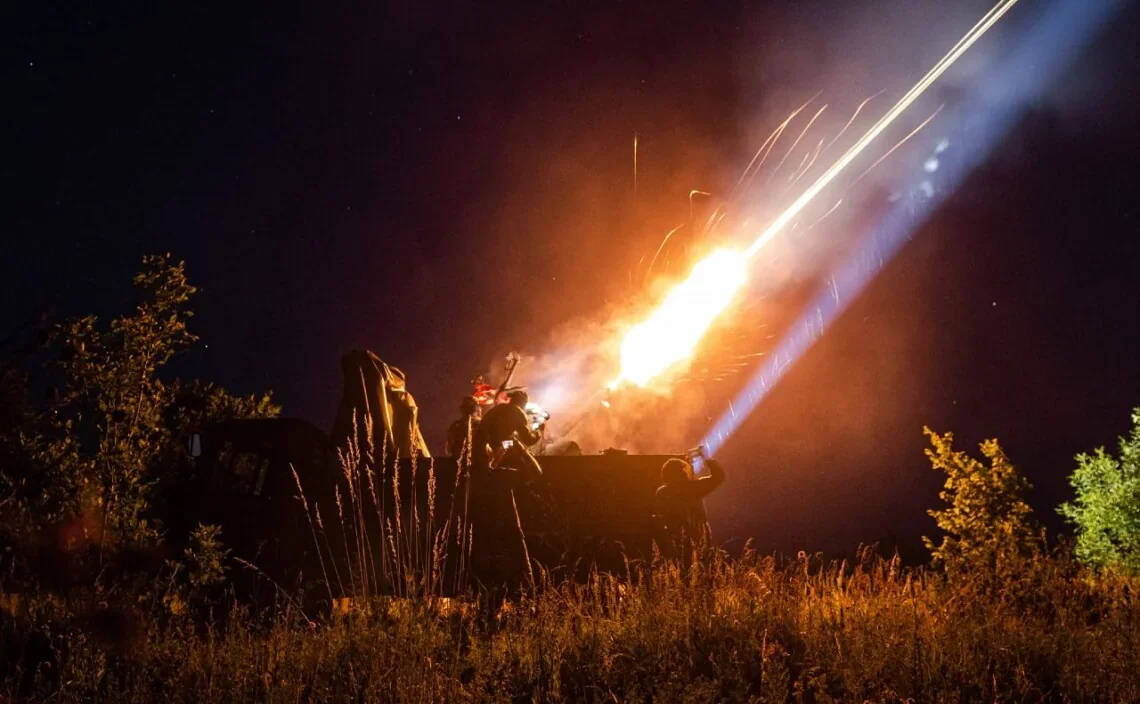 ППО збиває ворожі дрони та ракети під час нічної атаки РФ