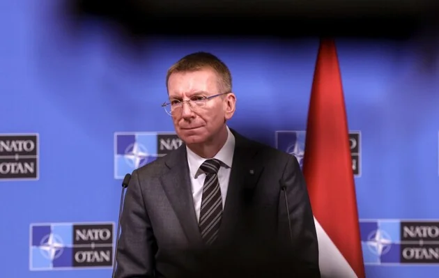 Президент Латвії Едгарс Рінкевичс виступає на тлі прапора НАТО