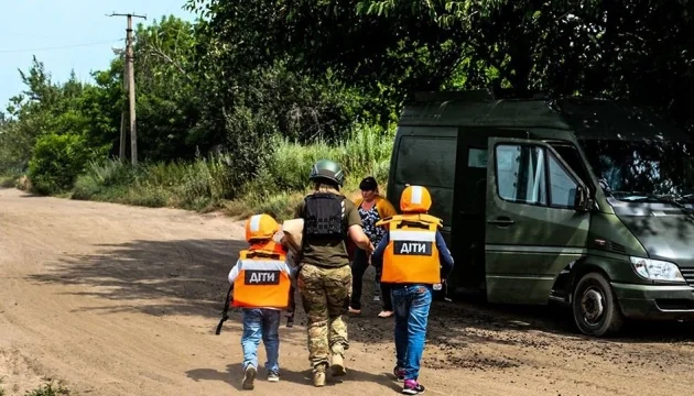 Принудительная эвакуация детей без родителей: правительство утвердило четкий механизм Эвакуация детей в жилетах ДЕТИ к автомобилю на грунтовой дороге