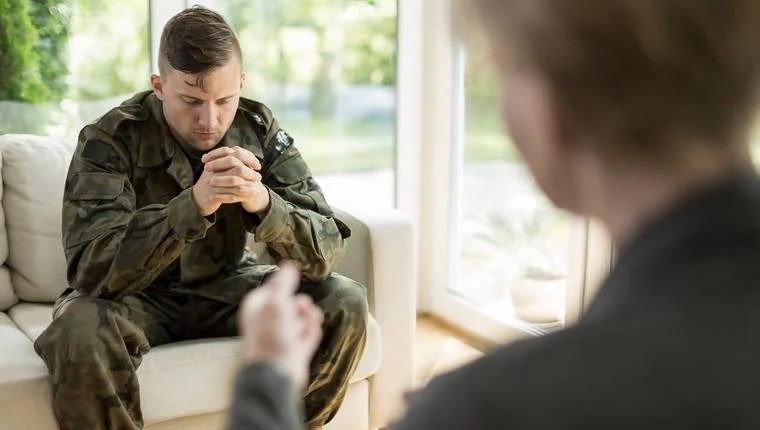 Військовослужбовець на консультації психолога з ознаками дистресу