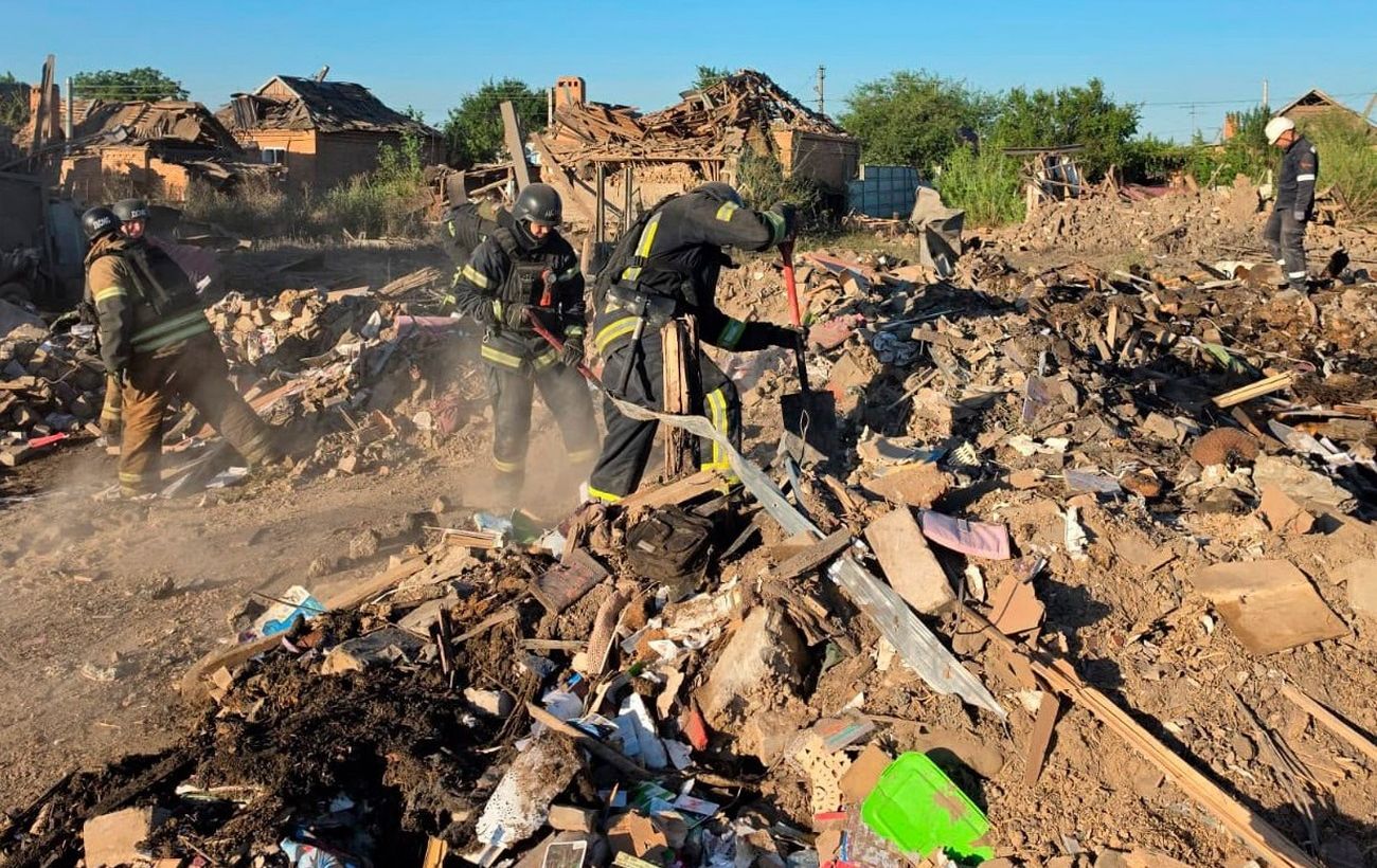 Рятувальники розгрібають завали зруйнованих будинків після ракетного удару