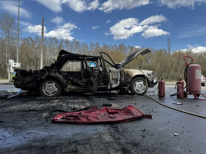 Згорілий автомобіль на АЗС Сумщини після обстрілу російських військ