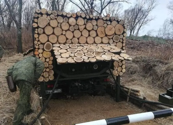 Військова техніка РФ замаскована колодами під час переміщення в Маріуполі