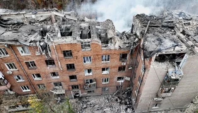 Зруйнована багатоповерхівка в Кривому Розі після удару російських дронів