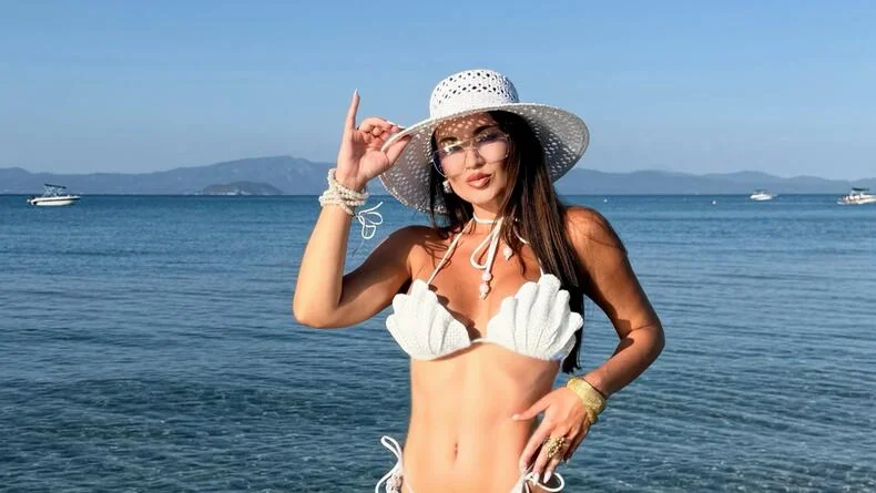Анна Саліванчук у білому бікіні на морі в Греції